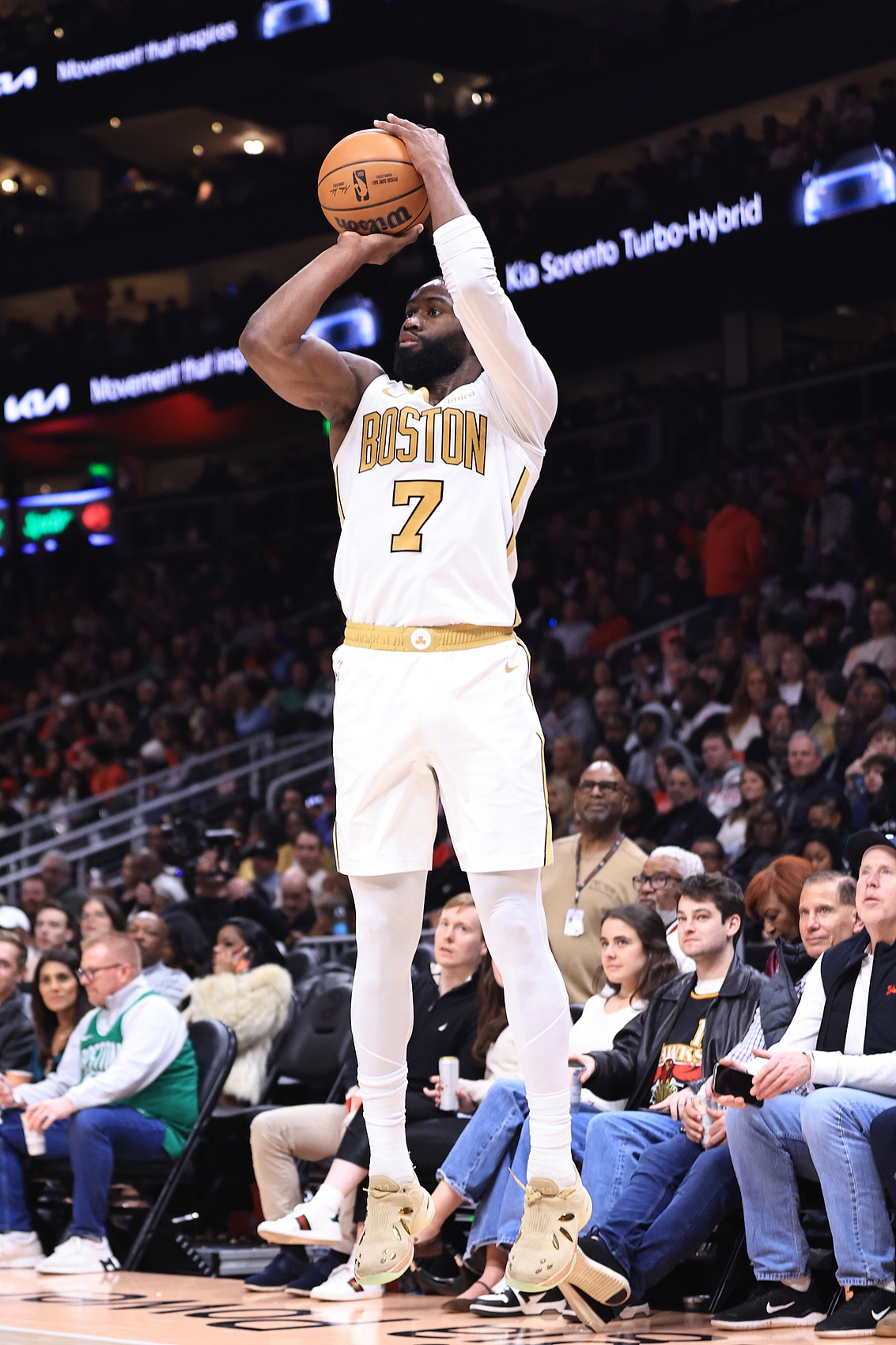 开云体育官网-效率低了点!杰伦·布朗近8场场均31.1分7.3板 命中率43.6%